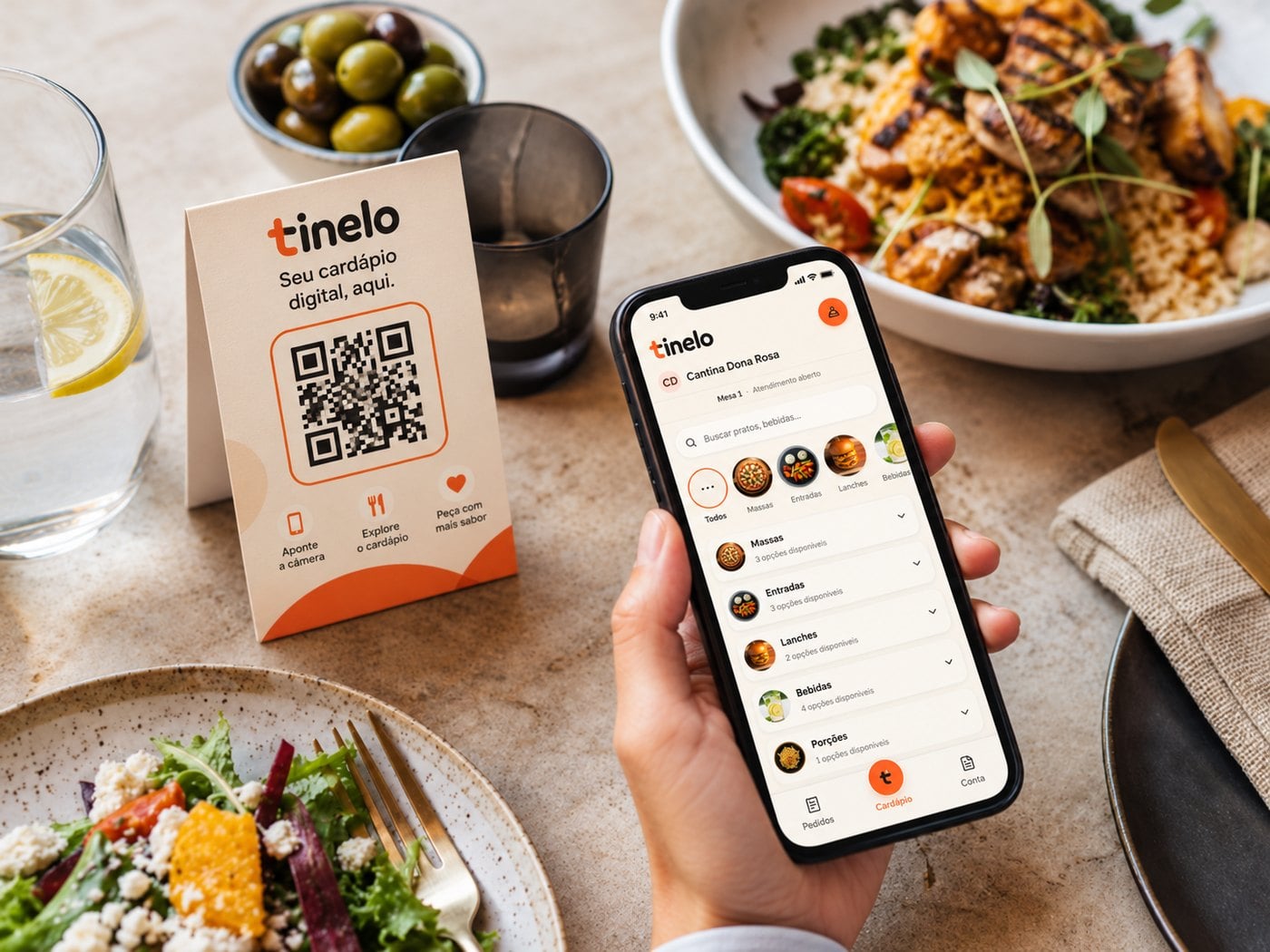 Display com QR Code na mesa posta e o cardápio aberto no celular