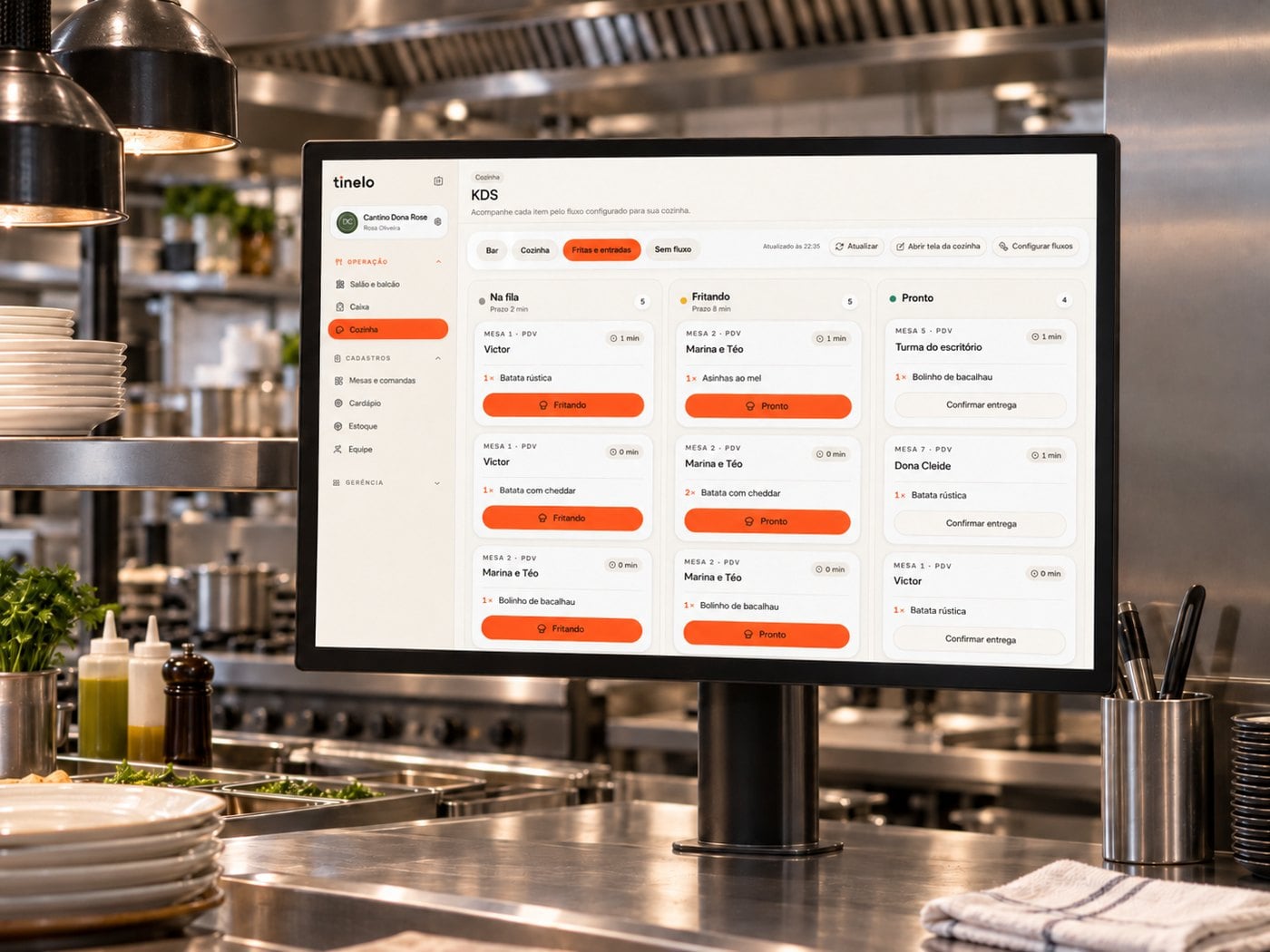 Monitor com o KDS na bancada de uma cozinha profissional